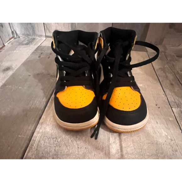 Nike Air Jordan 1 Retro High Top Sneakers Taxi Yellow Leather Kids Sz 8C - Picture 2 of 8